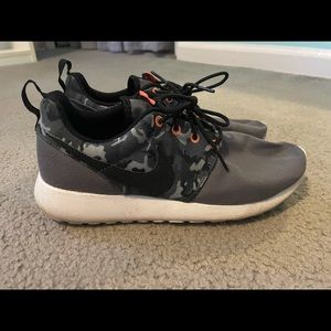 Womens Rosche Run Nike Sneakers